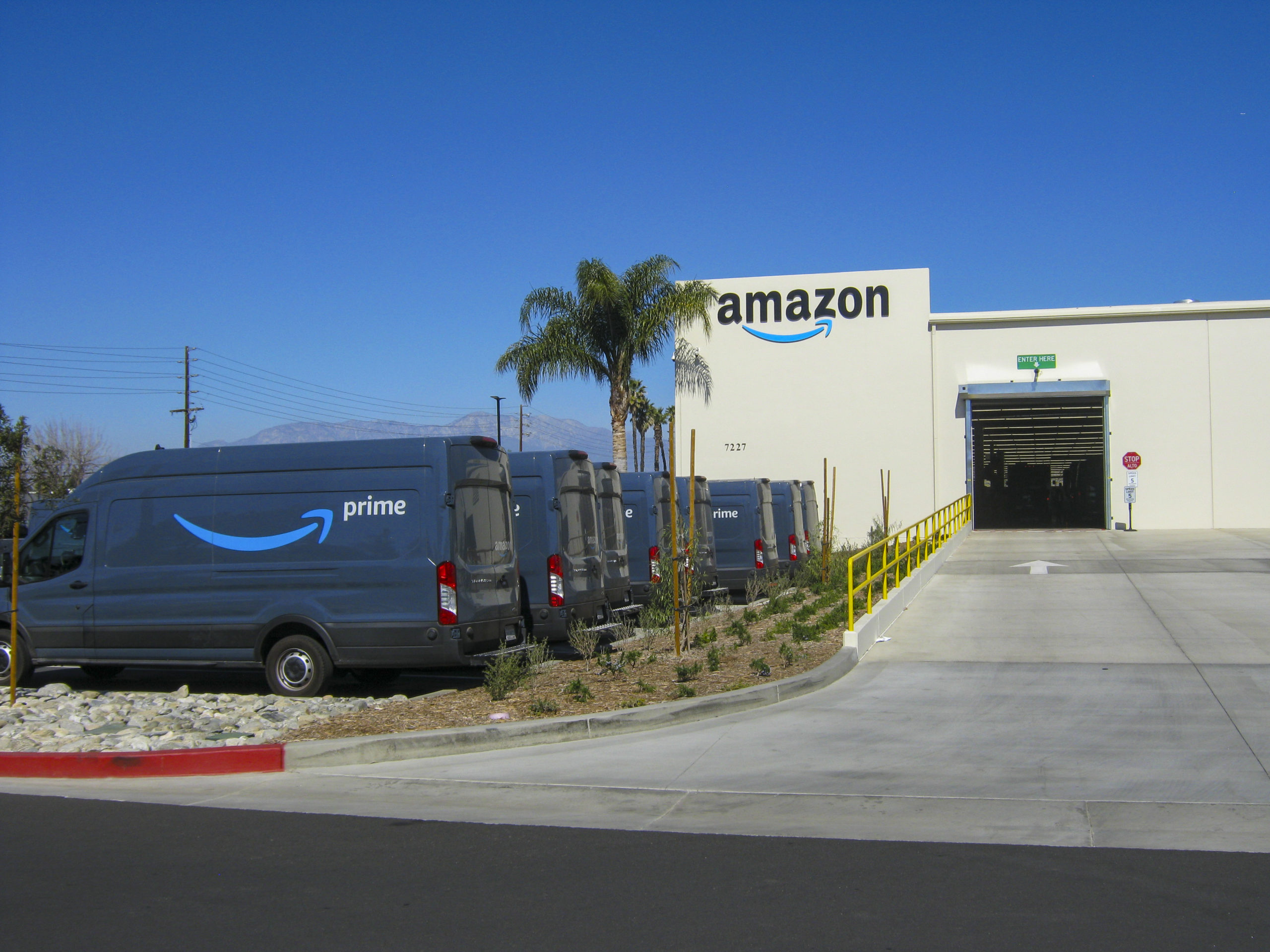 Dyy5 Amazon Delivery Station - 071tn6s